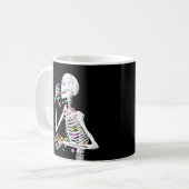 Skeleton Eating Halloween Candy Kaffeetasse (Vorderseite Links)