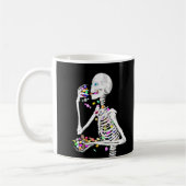 Skeleton Eating Halloween Candy Kaffeetasse (Links)