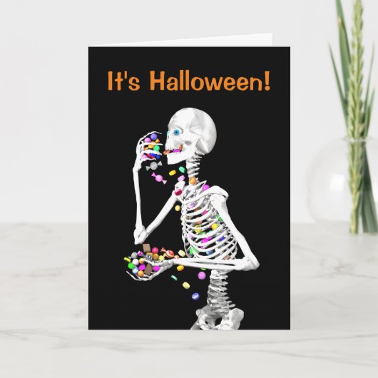 Skeleton Eating Halloween Candy Karte (Vorderseite)