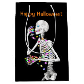Skeleton Eating Halloween Candy Mittlere Geschenktüte (Vorderseite)