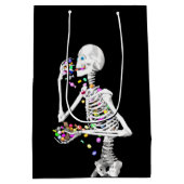Skeleton Eating Halloween Candy Mittlere Geschenktüte (Rückseite)
