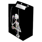 Skeleton Eating Halloween Candy Mittlere Geschenktüte (Rückseite Schrägansicht)