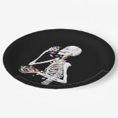 Skeleton Eating Halloween Candy Pappteller (Schrägansicht)