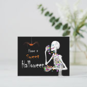 Skeleton Eating Halloween Candy Postkarte (Stehend Vorderseite)
