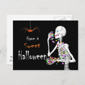 Skeleton Eating Halloween Candy Postkarte (Vorne/Hinten)