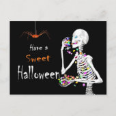 Skeleton Eating Halloween Candy Postkarte (Vorderseite)