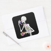 Skeleton Eating Halloween Candy Quadratischer Aufkleber (Umschlag)