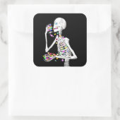 Skeleton Eating Halloween Candy Quadratischer Aufkleber (Tasche)