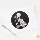 Skeleton Eating Halloween Candy Runder Aufkleber (Umschlag)