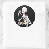 Skeleton Eating Halloween Candy Runder Aufkleber (Tasche)