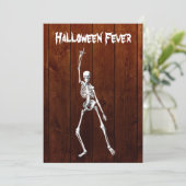 Skeleton Fieber-Einladung Halloweens auf Holz Einladung (Stehend Vorderseite)