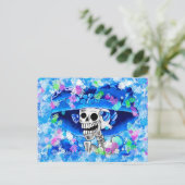 Skeleton-Frau in Blue Bonnet auf Blue Postkarte (Stehend Vorderseite)