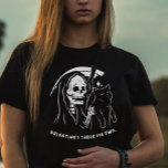 Skeleton Grim Sensenmann Holding Cat Funny Cat Lov T-Shirt<br><div class="desc">Feiern Sie das Leben des Single an diesem Valentinstag. Es ist der ultimative lustige und sarkastische Knoten zu Solofeiern. Als stolzer Katzenmama oder Katzenpapa ist dieses ironische Shirt Ihr Ticket für ein richtig rebellisches Valentinisches. Nehmen Sie sich den Spaß, erleben Sie die Ironie und tragen Sie Ihren Single mit Stolz....</div>