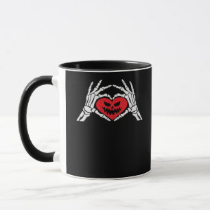 Skeleton hält ein heißes, unheimliches Halloween Tasse