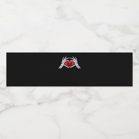 Skeleton hält ein heißes, unheimliches Halloween Wasserflaschenetikett (Einzelnes Label)