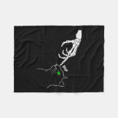 Skeleton Hand Boop auf einem katzenartigen, sonnig Fleecedecke (Vorderseite (Horizontal))