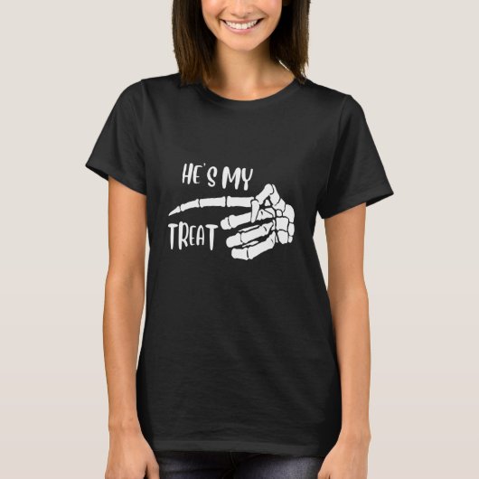 Skeleton Hand He's My Treat Halloween Matching Cou T-Shirt (Vorderseite)