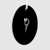 Skeleton Hand Holding Herz Ornament (Vorderseite)
