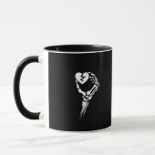 Skeleton Hand Holding Herz Tasse (Links)