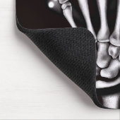 Skeleton Hand mit den gruseligen Geistern gotisch Mousepad (Ecke)