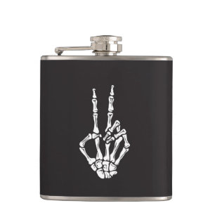 Skeleton Hand mit Friedenszeichen auf einem Flachmann