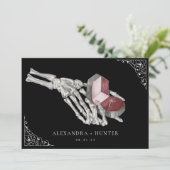 Skeleton Hand Ring Gothic Hochzeit Speichern Sie d Einladung (Stehend Vorderseite)