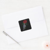 Skeleton Hand Rote Rose Blume Quadratischer Aufkleber (Umschlag)