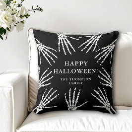Skeleton Hands Familienname Happy Halloween Black Kissen