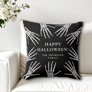 Skeleton Hands Familienname Happy Halloween Black Kissen