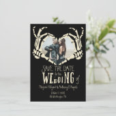 Skeleton Hands Foto in Herzform Save the Date Einladung (Stehend Vorderseite)