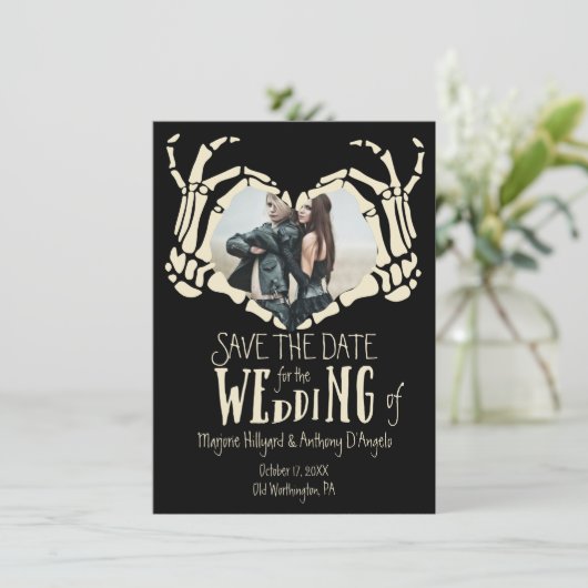 Skeleton Hands Foto in Herzform Save the Date Einladung (Stehend Vorderseite)