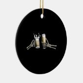 Skeleton Hands jubeln auf einem Keramik Ornament (Rechts)