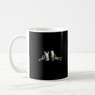 Skeleton Hands mit einem Bier auf einem Kaffeetasse