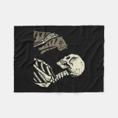Skeleton Holding Cat Fun Halloween Schädelmännchen Fleecedecke (Vorderseite (Horizontal))