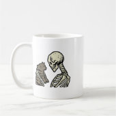 Skeleton Holding Cat Fun Halloween Schädelmännchen Kaffeetasse (Links)