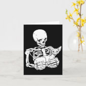 Skeleton Holding Cat Funny Halloween Skull Sphynx Karte (Gelbe Blume)