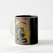 Skeleton Holding Cat Poster Style Zweifarbige Tasse (Vorderseite Links)