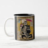 Skeleton Holding Cat Poster Style Zweifarbige Tasse (Links)