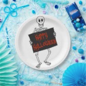 Skeleton Holding Sign Happy Halloween Pappteller (Party)