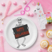 Skeleton Holding Sign Happy Halloween Pappteller (Party)