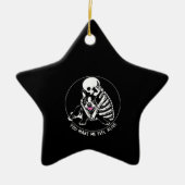 SKELETON HUG BOSTON TERRIER, SIE MACHEN MICH LEBEN KERAMIK ORNAMENT (Vorne)