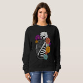 Skeleton Hugging Black Cat Flowers Halloween Women Sweatshirt (Vorne ganz)