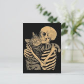 Skeleton Hugging Cat – Cute Gothic Cat Lover Gift Postkarte (Stehend Vorderseite)