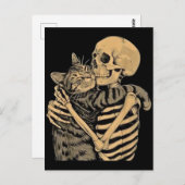 Skeleton Hugging Cat – Cute Gothic Cat Lover Gift Postkarte (Vorne/Hinten)