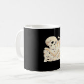 Skeleton Hugging Cat Halloween Cat Lover Cat Mom D Kaffeetasse (Vorderseite Links)