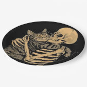 Skeleton Hugging Cat - Niedliches Gothic Cat Lover Pappteller (Schrägansicht)