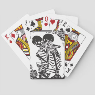Skeleton Hugging Couple auf einem Set von Spielkarten
