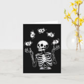 Skeleton Juggling Ghosts Funny Halloween-Kostüm Karte (Gelbe Blume)