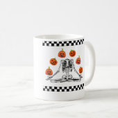 Skeleton Juggling Pumpkin Head Funny Skeleton Hall Kaffeetasse (VorderseiteRechts)