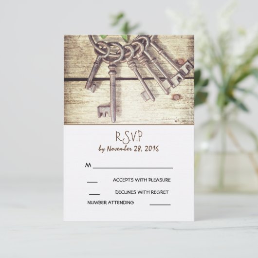 Skeleton Keys Rustic Country Wedding RSVP Card (Stehend Vorderseite)